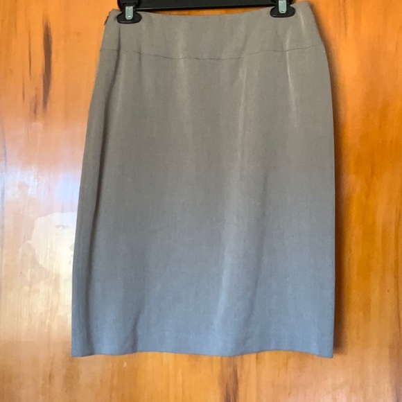 Light gray skirt size 4 (pursuits, Ltd.) - Picture 2 of 3